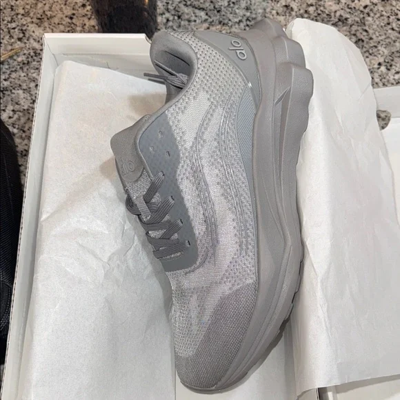 ALO NWT Gray Sneakers A0590U grey runner running sneakers box included - Picture 3 of 5